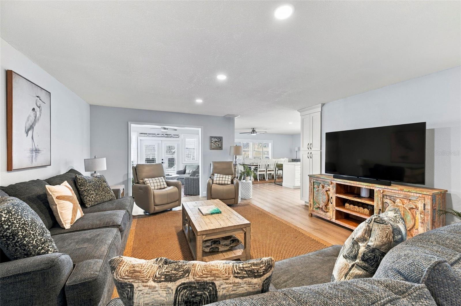 6027 BEVERLY DR