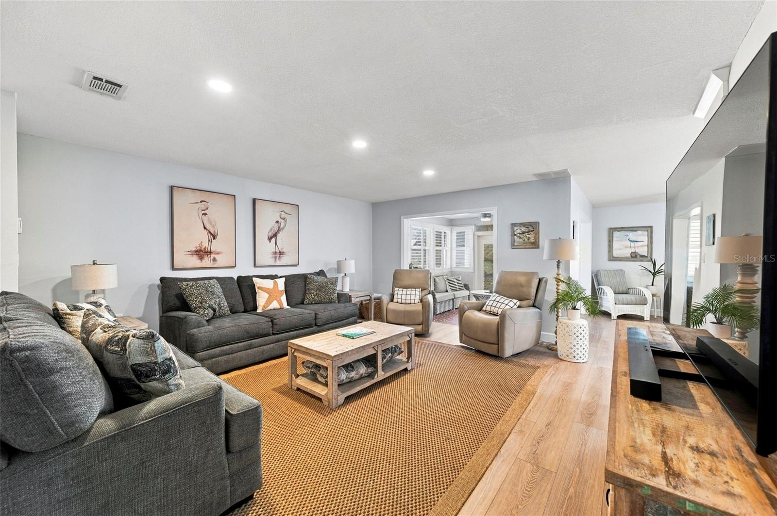 6027 BEVERLY DR