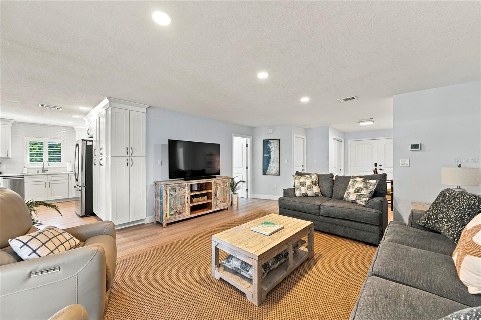 6027 BEVERLY DR