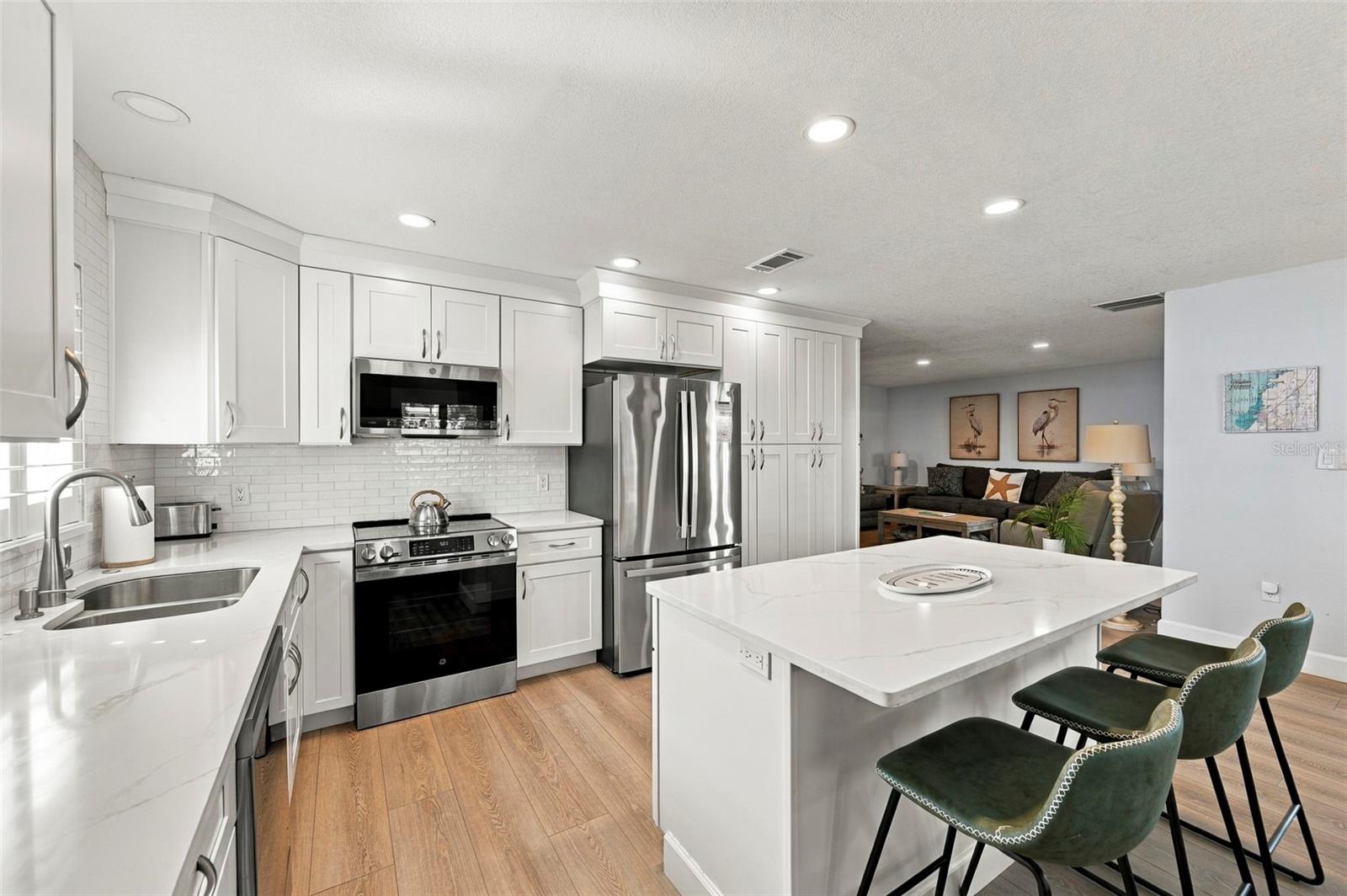 6027 BEVERLY DR