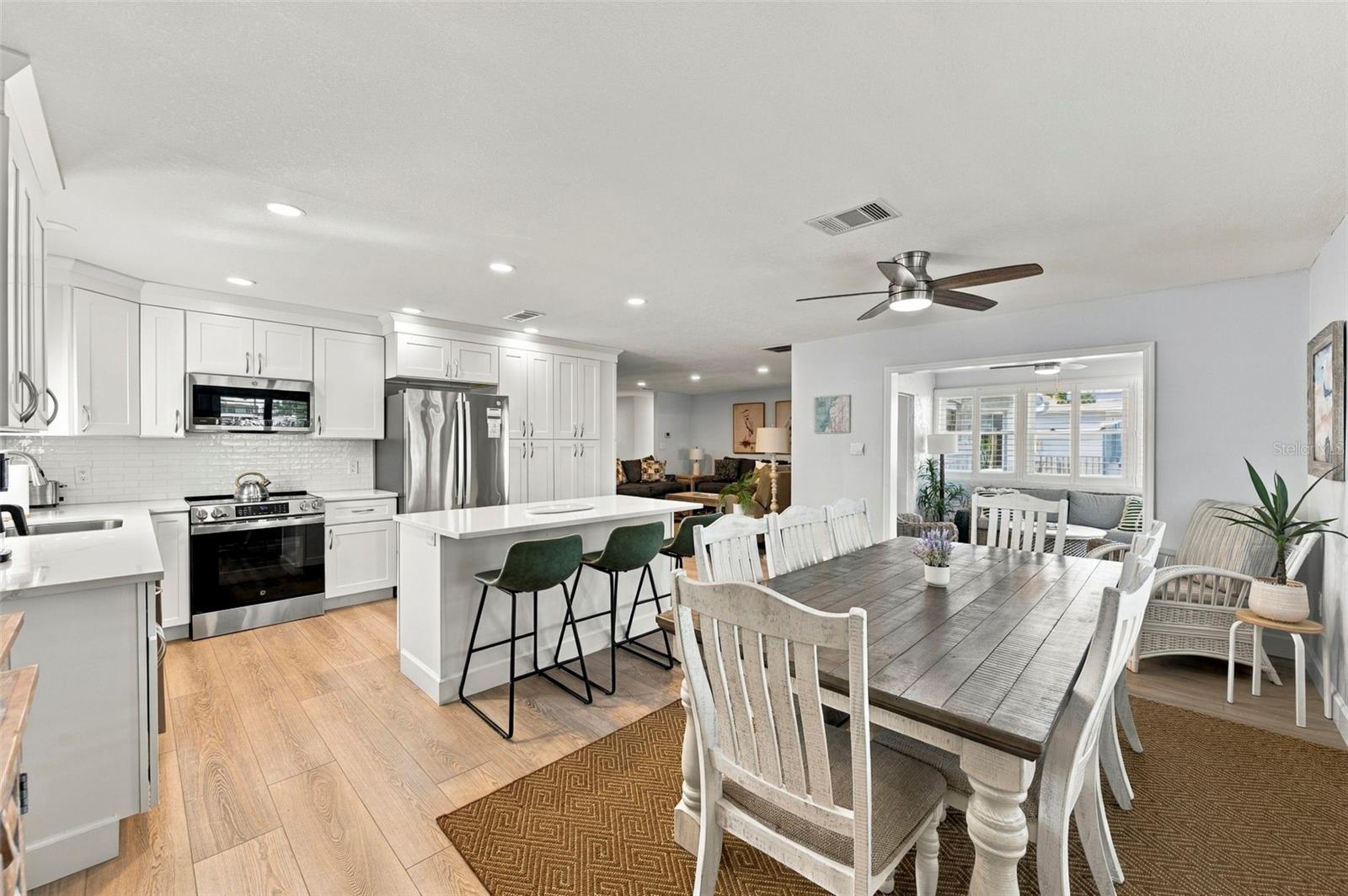 6027 BEVERLY DR