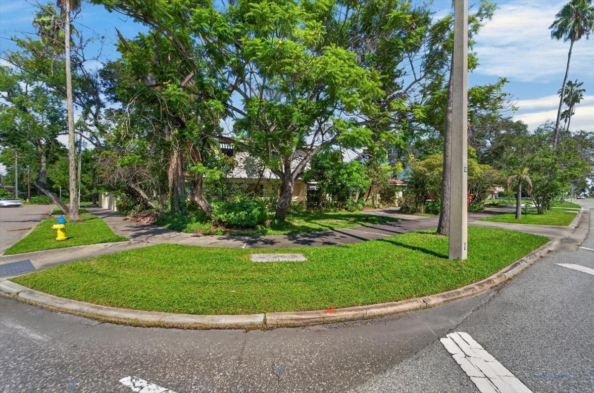 114 W DAVIS BLVD