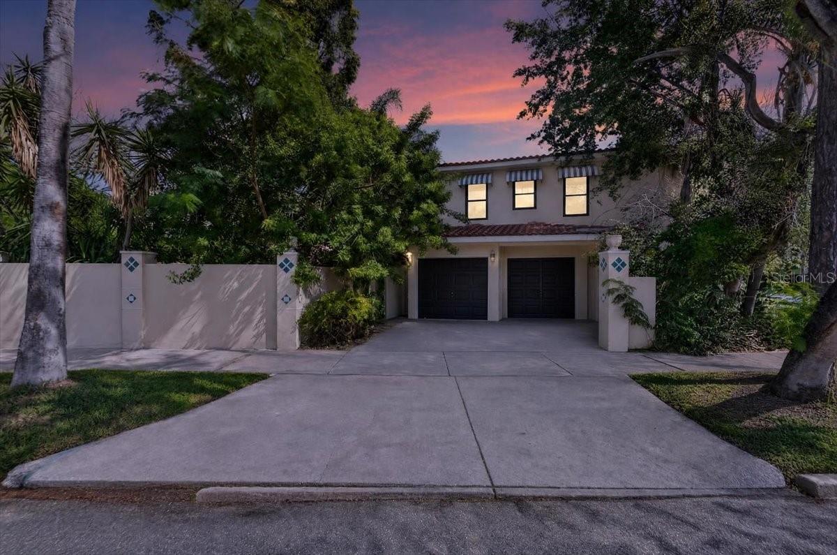 114 W DAVIS BLVD