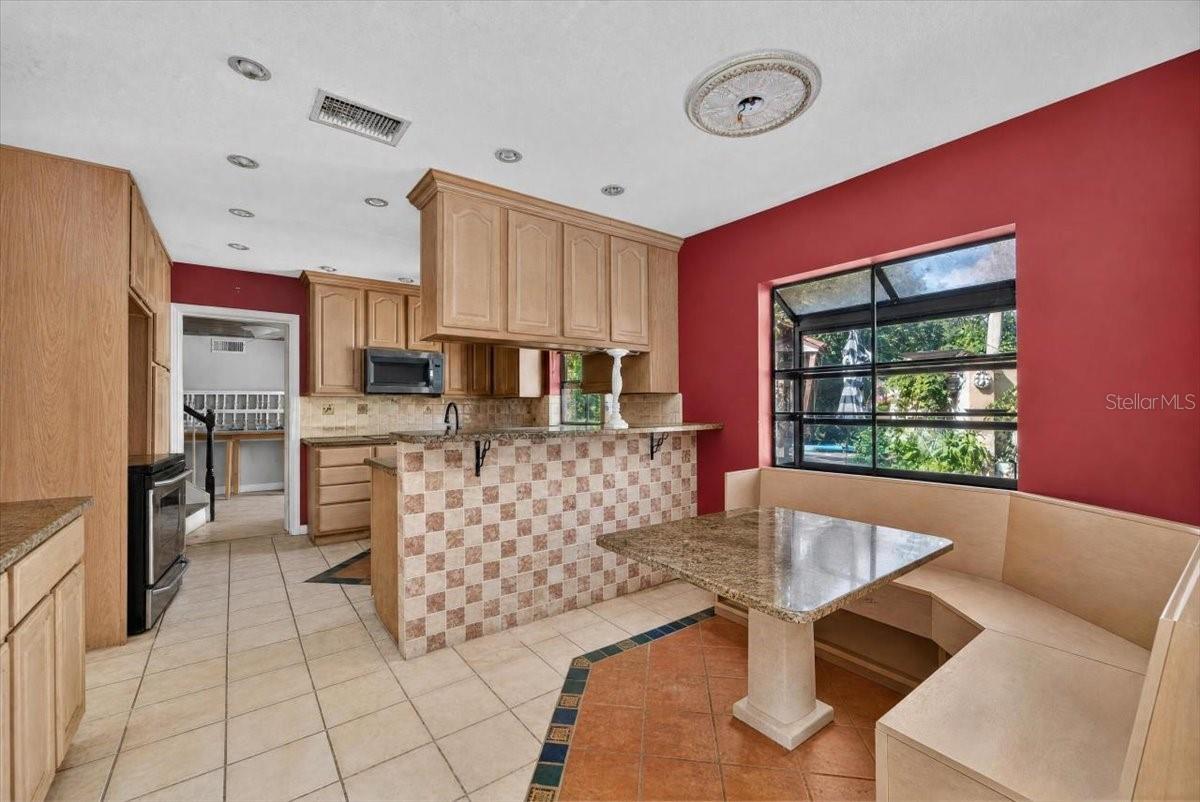 114 W DAVIS BLVD