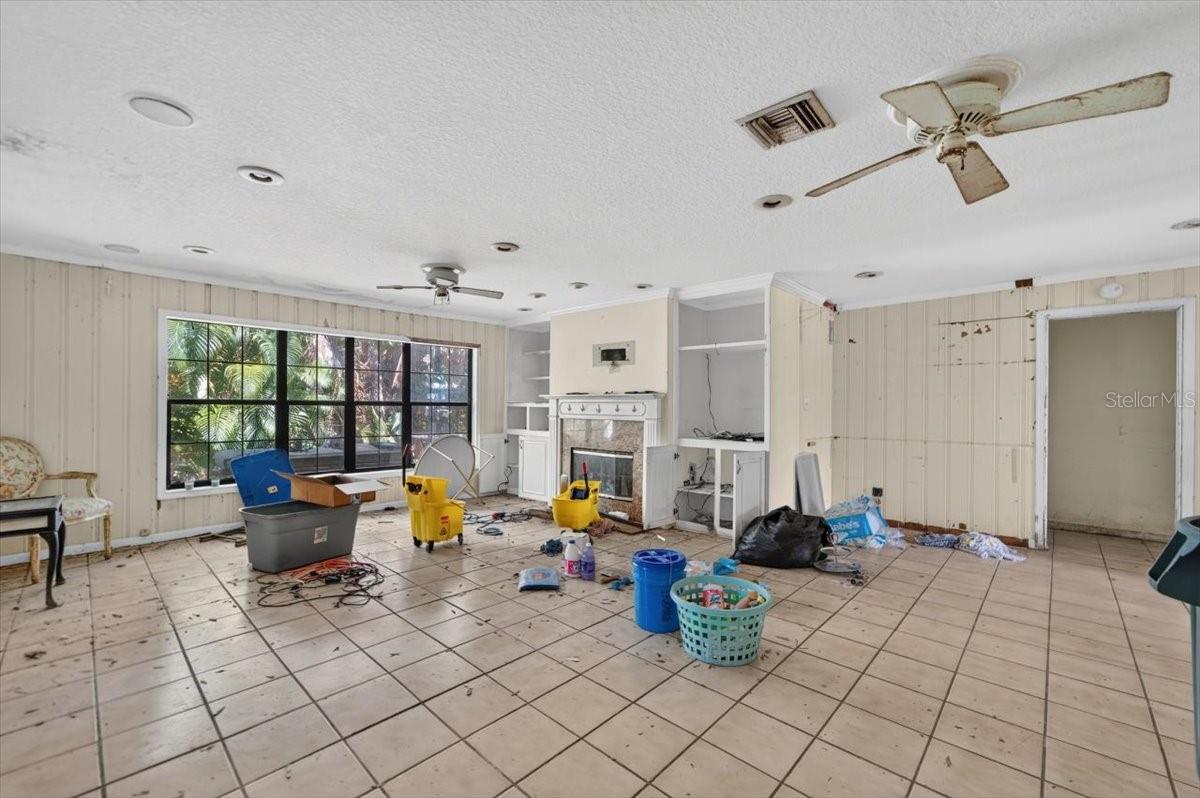 114 W DAVIS BLVD