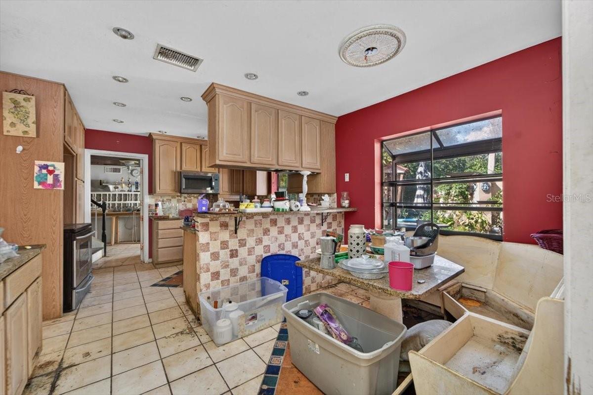 114 W DAVIS BLVD