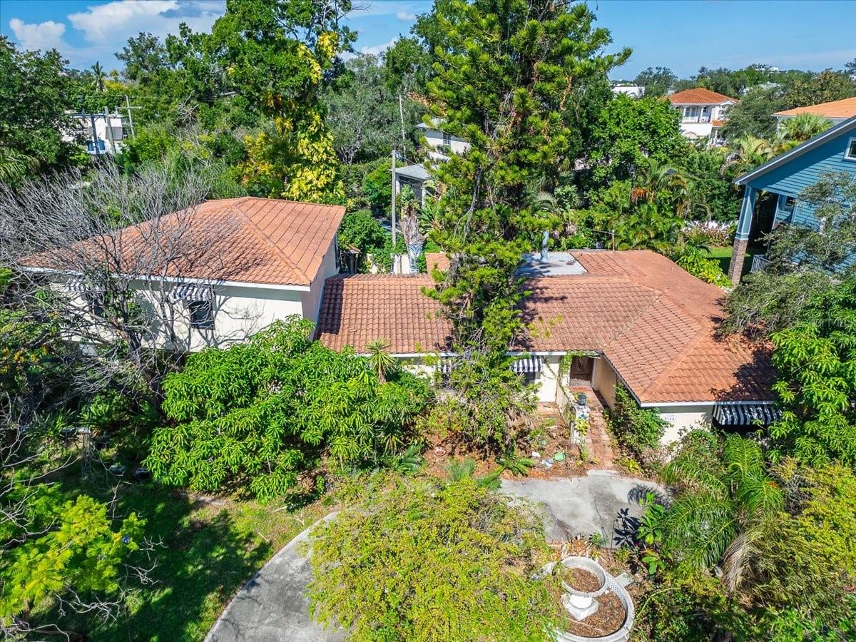 114 W DAVIS BLVD