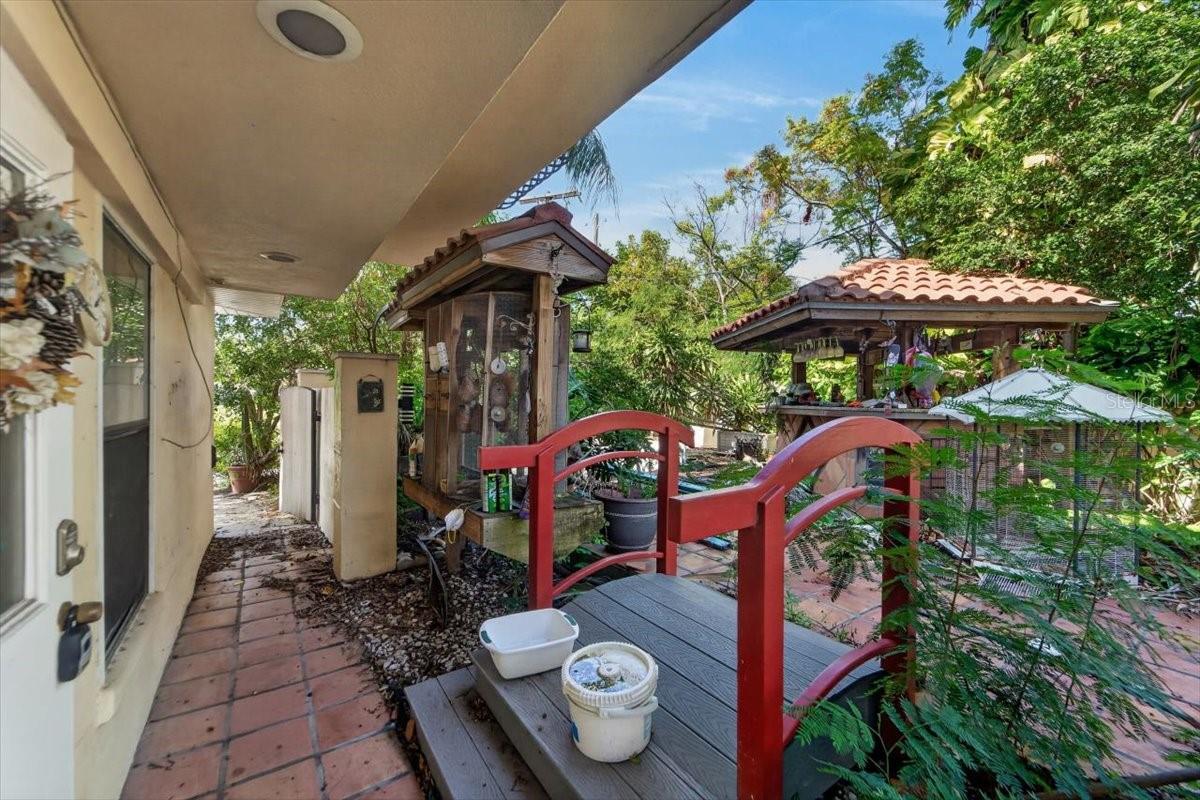 114 W DAVIS BLVD