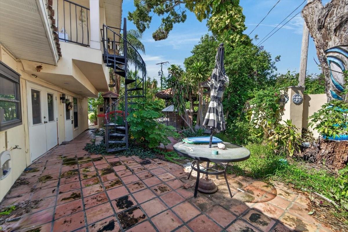 114 W DAVIS BLVD