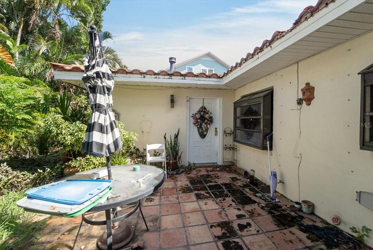 114 W DAVIS BLVD