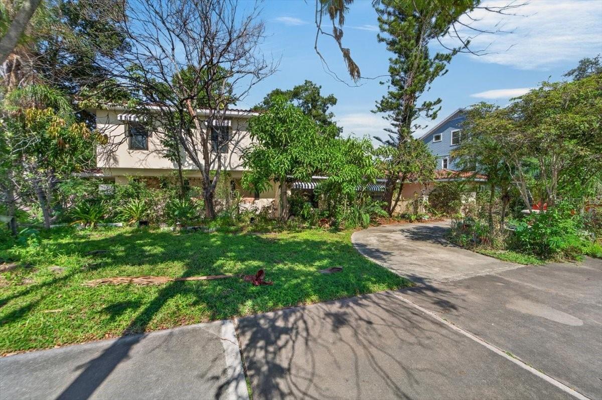 114 W DAVIS BLVD