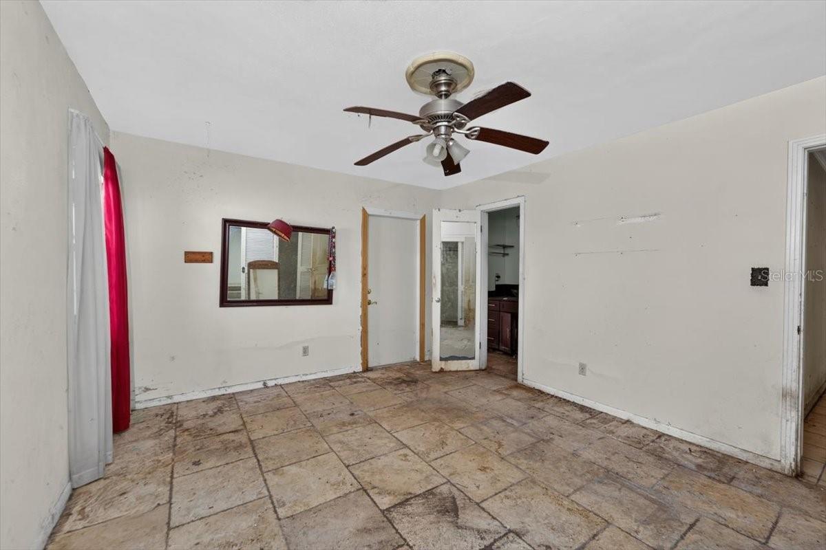 114 W DAVIS BLVD