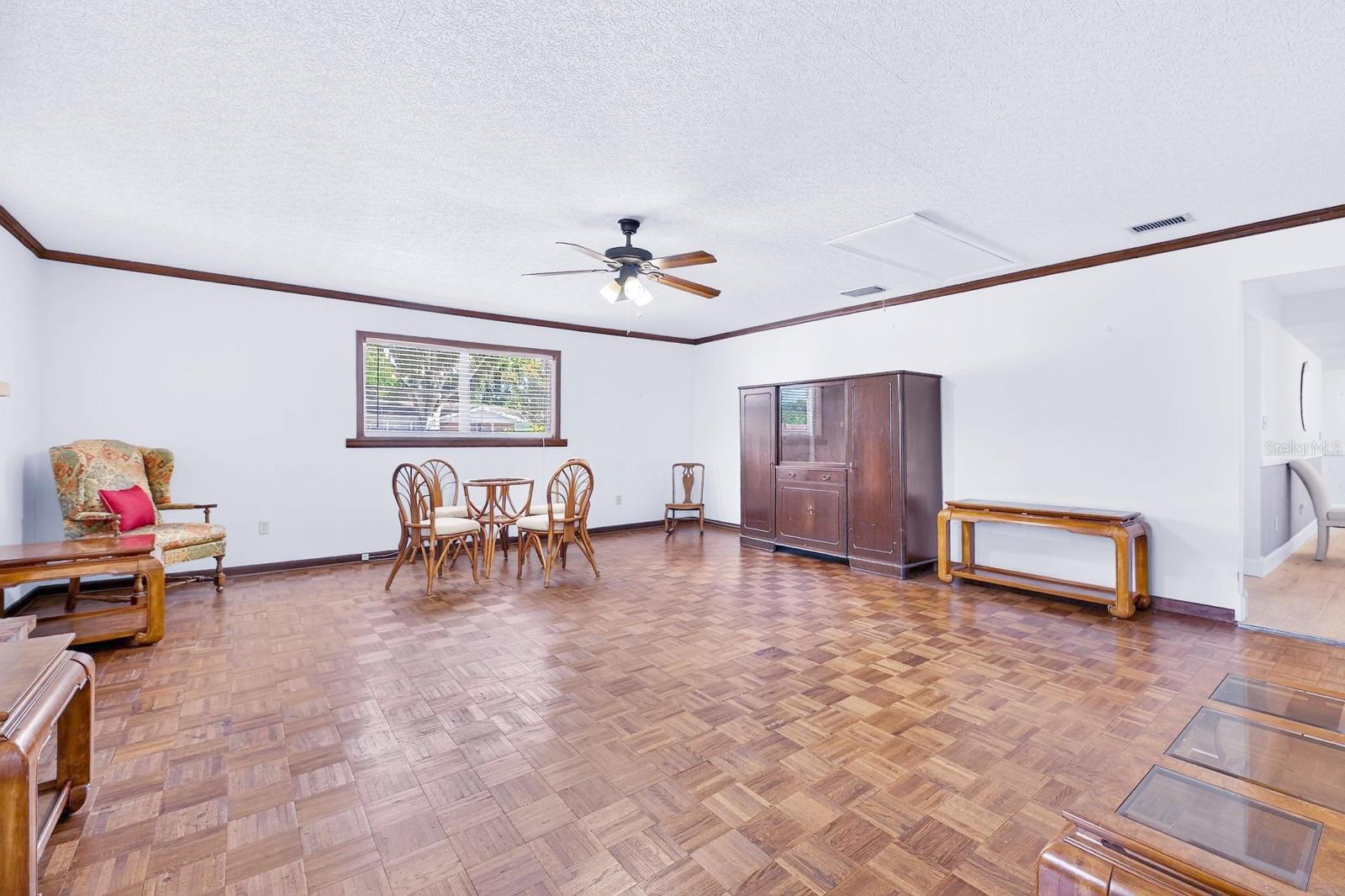 521 S LARRY CIR