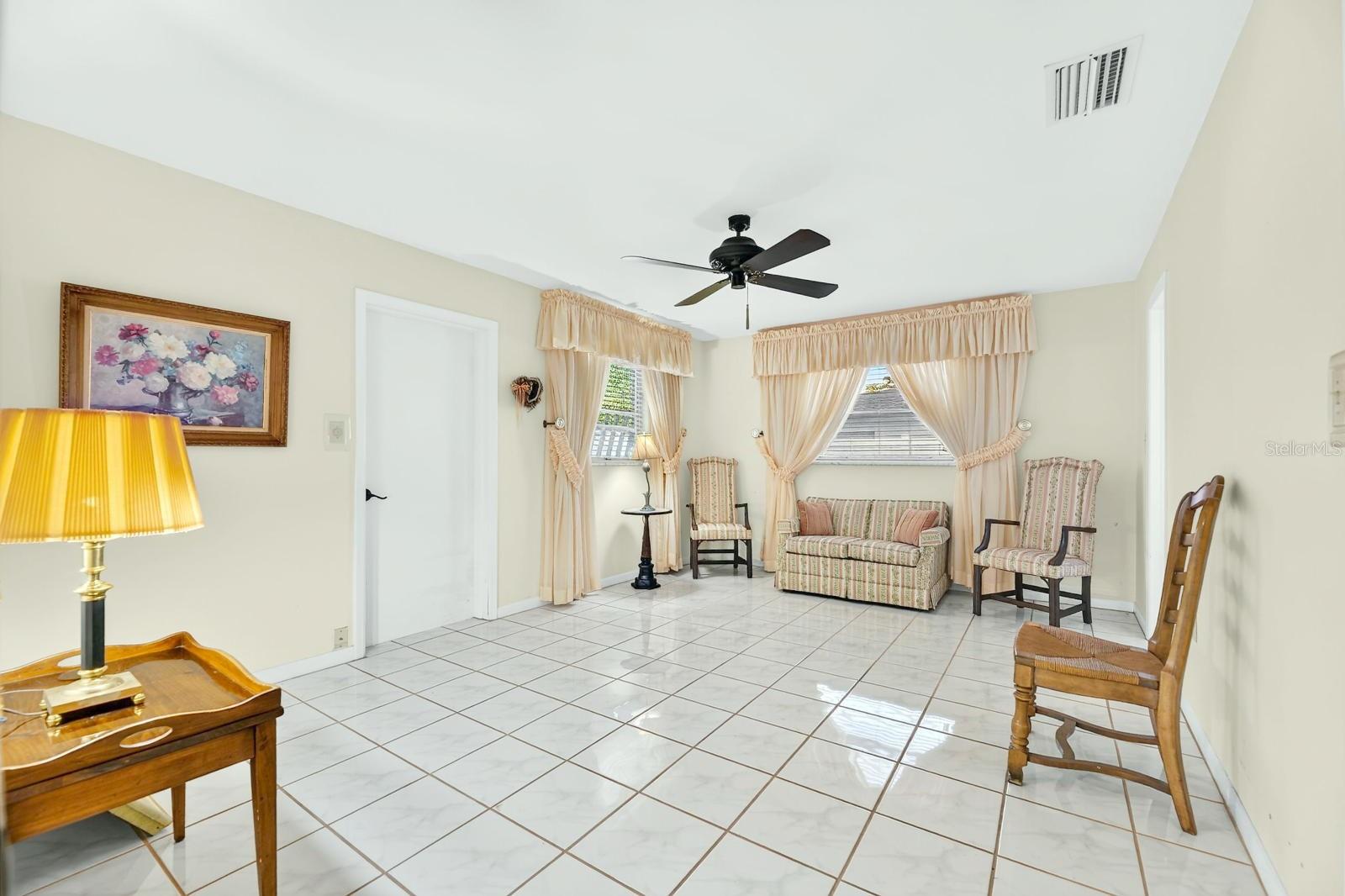 521 S LARRY CIR