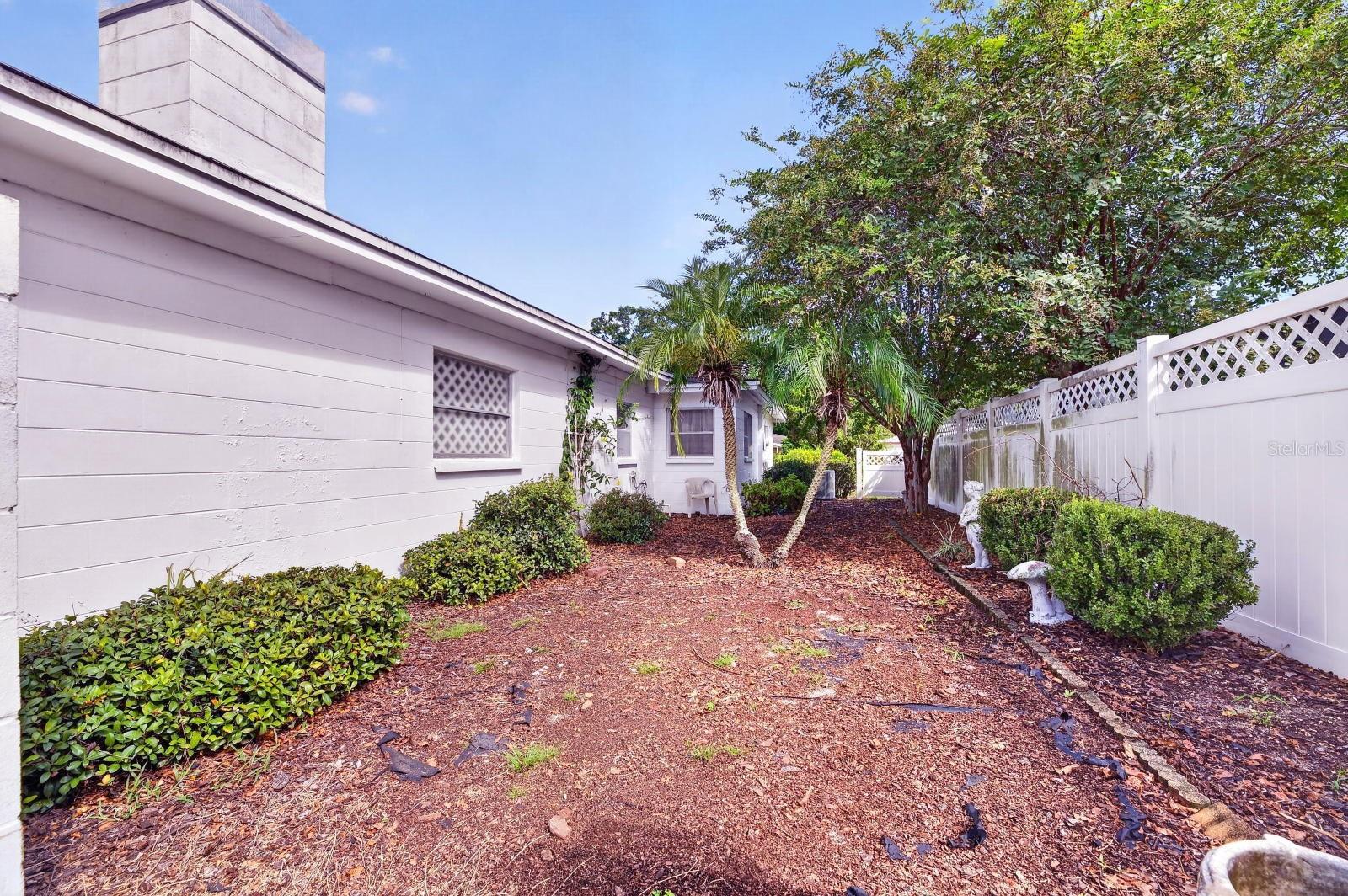 521 S LARRY CIR