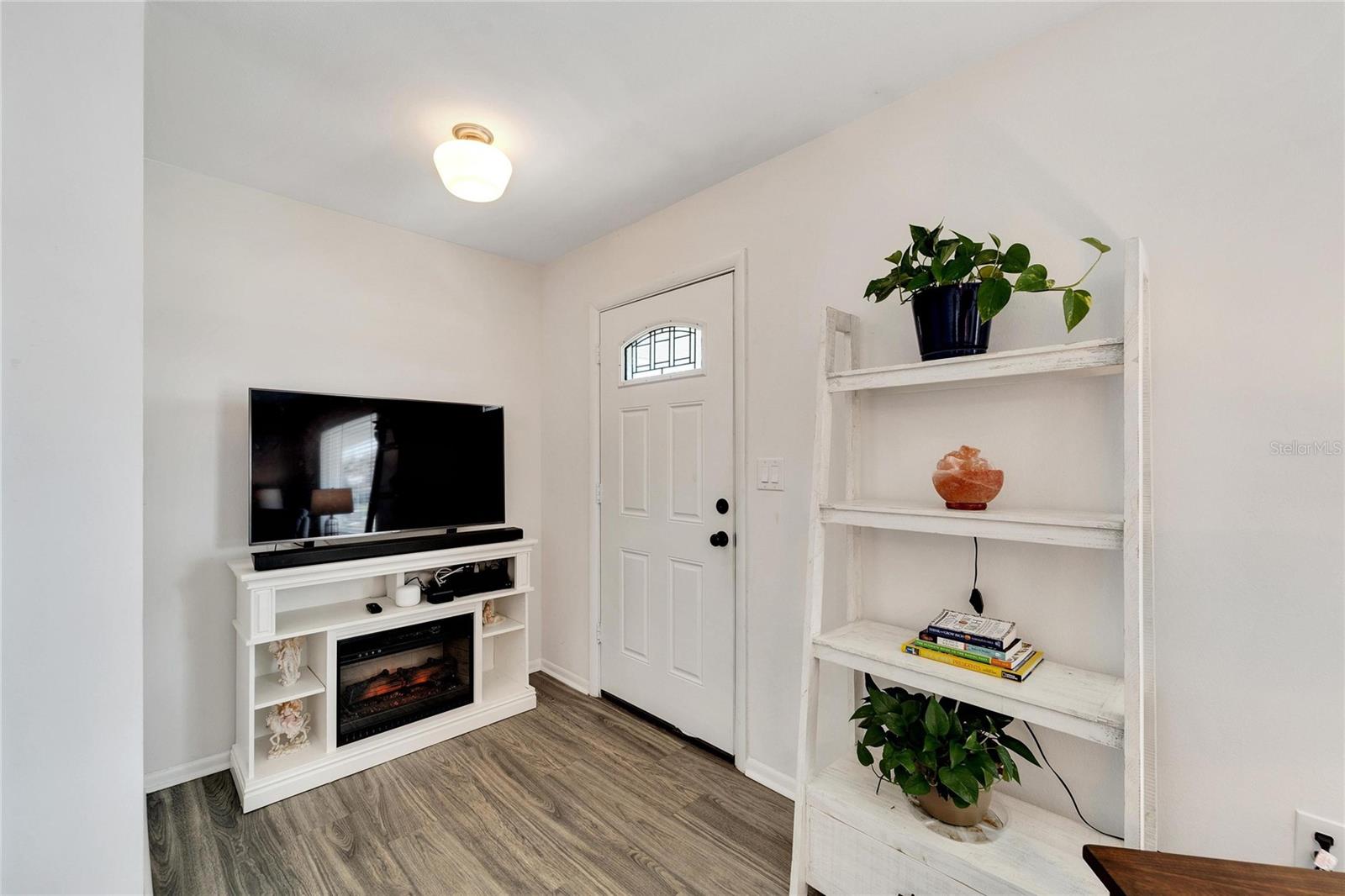 1216 HACIENDA DR