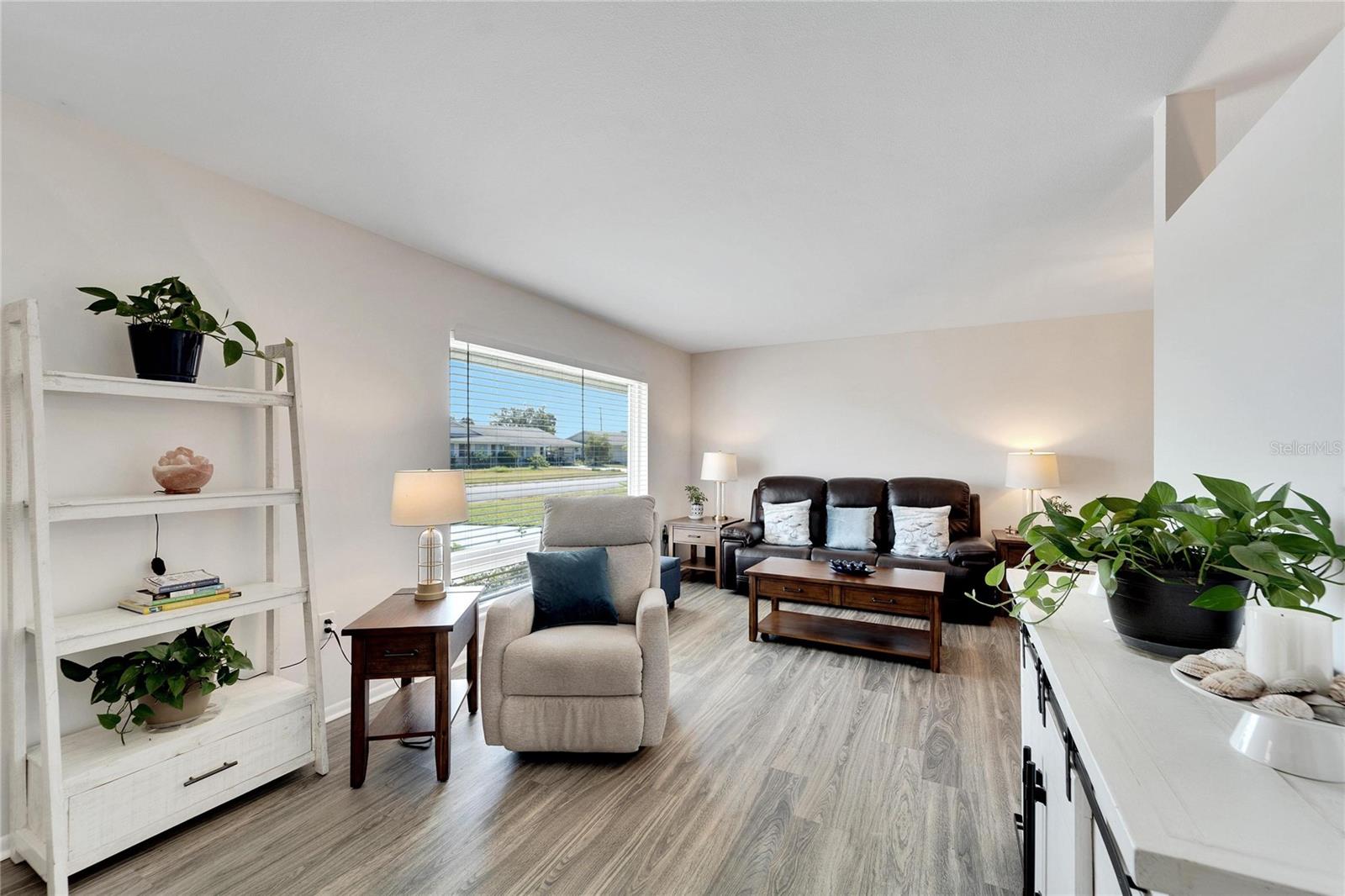 1216 HACIENDA DR