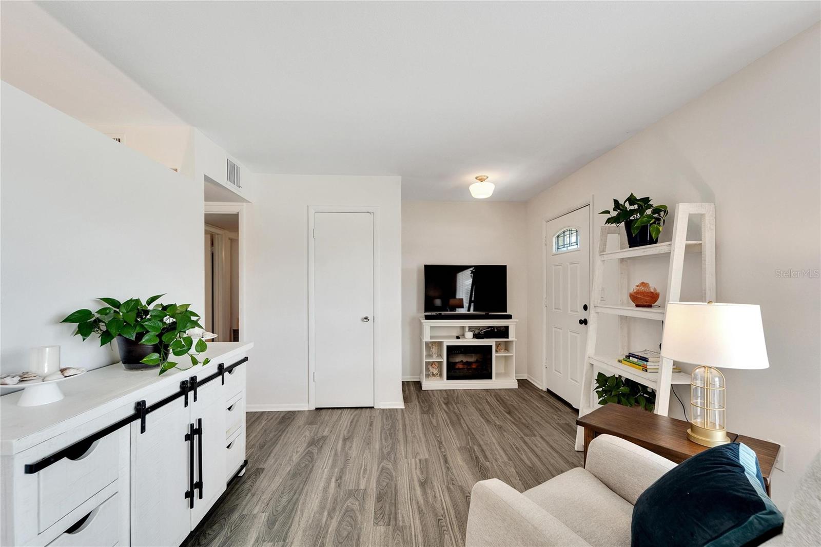 1216 HACIENDA DR