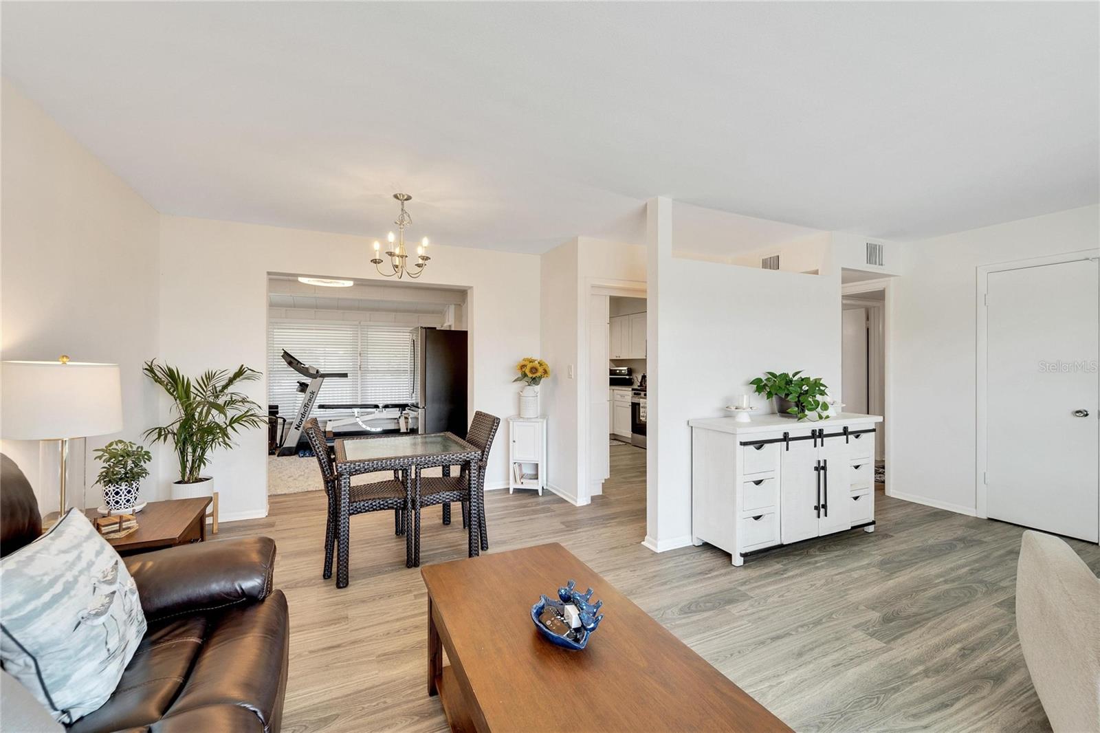 1216 HACIENDA DR