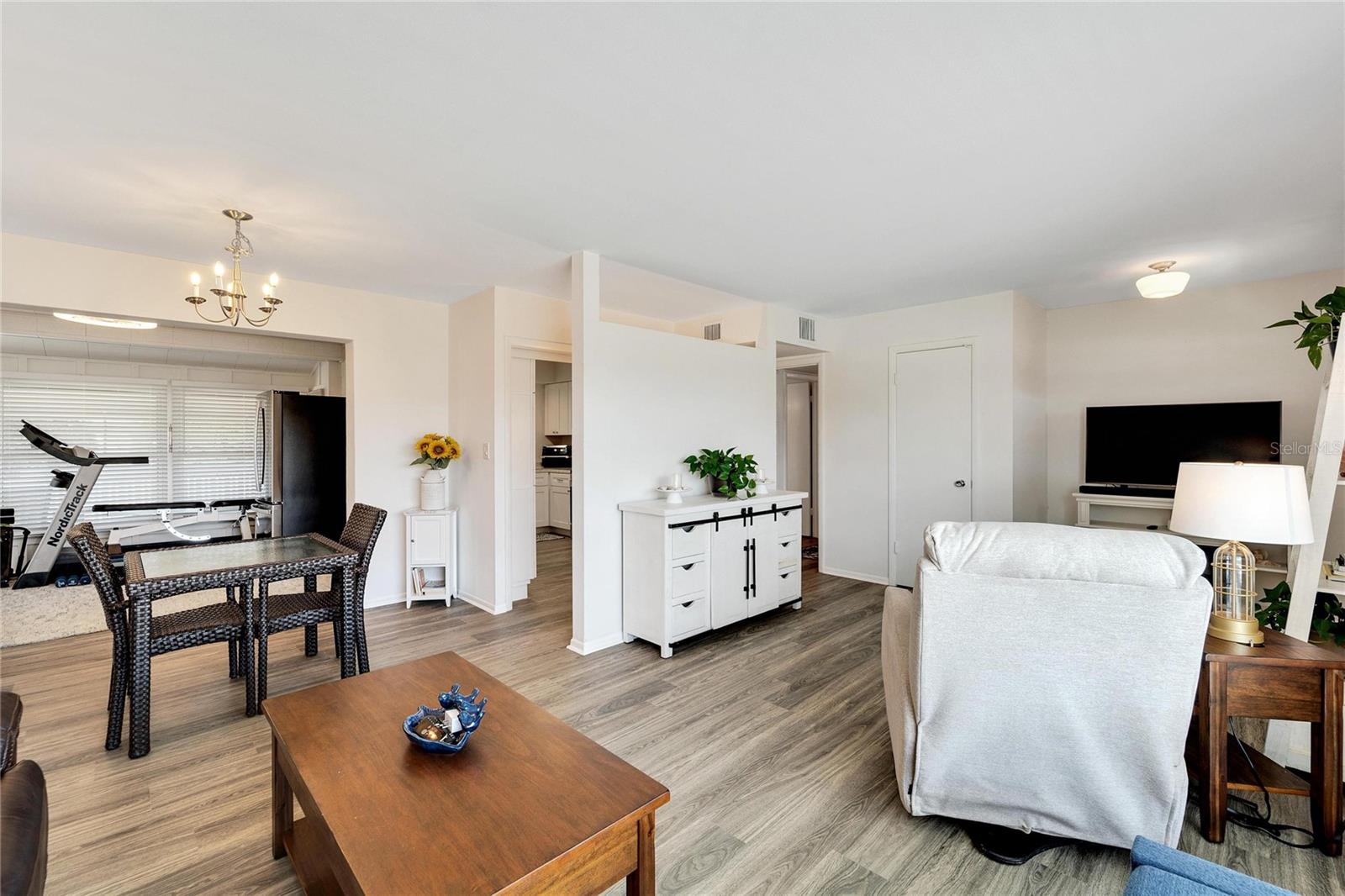 1216 HACIENDA DR