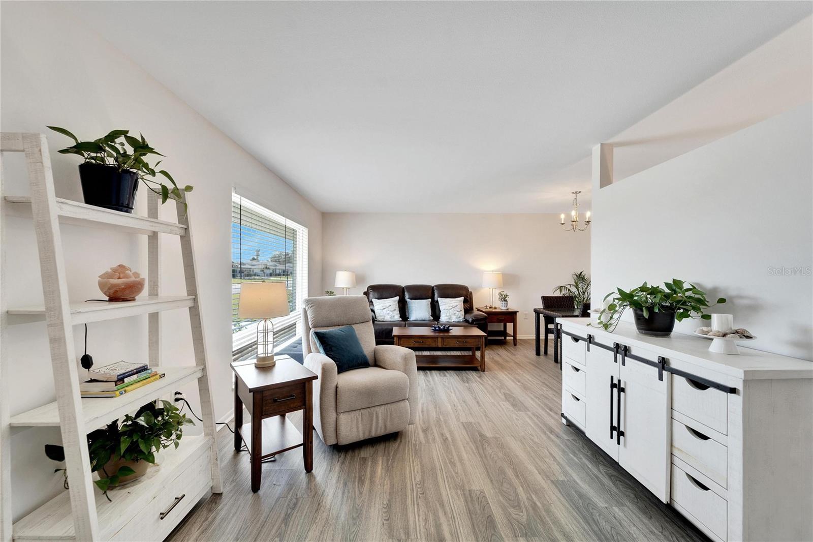 1216 HACIENDA DR
