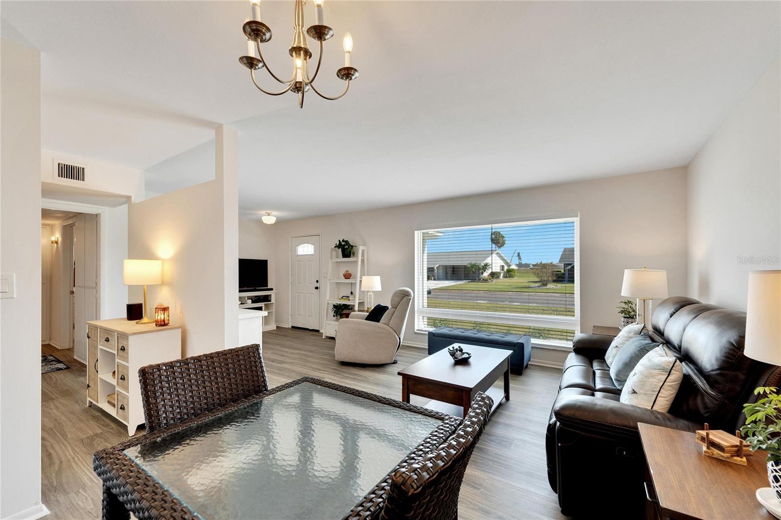 1216 HACIENDA DR