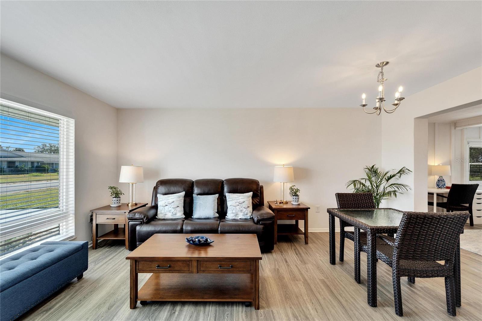 1216 HACIENDA DR