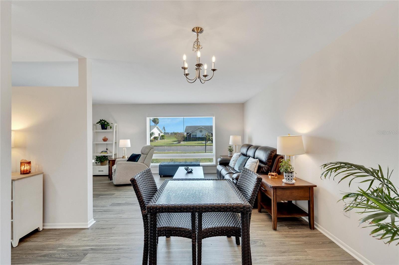 1216 HACIENDA DR