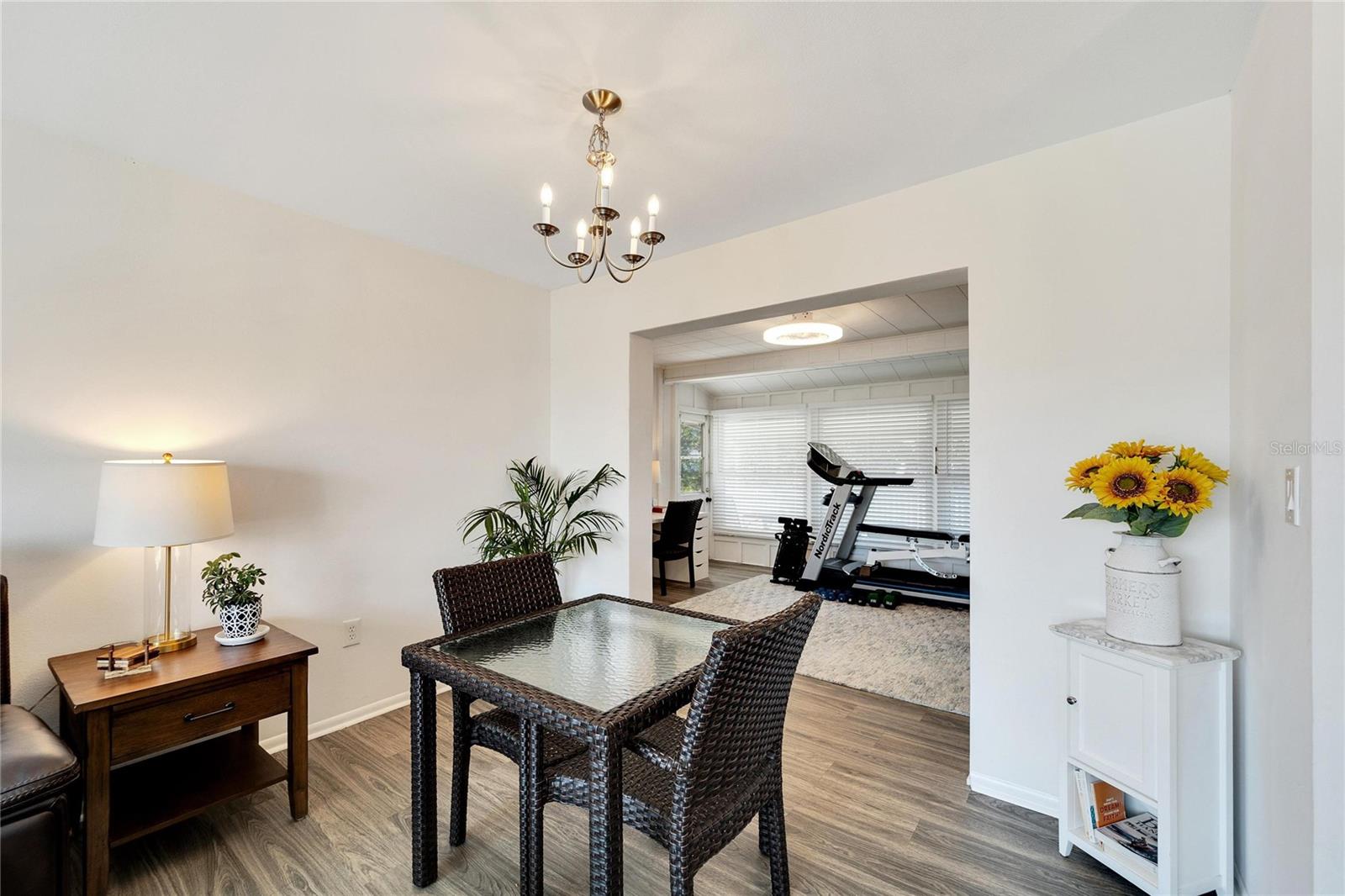1216 HACIENDA DR