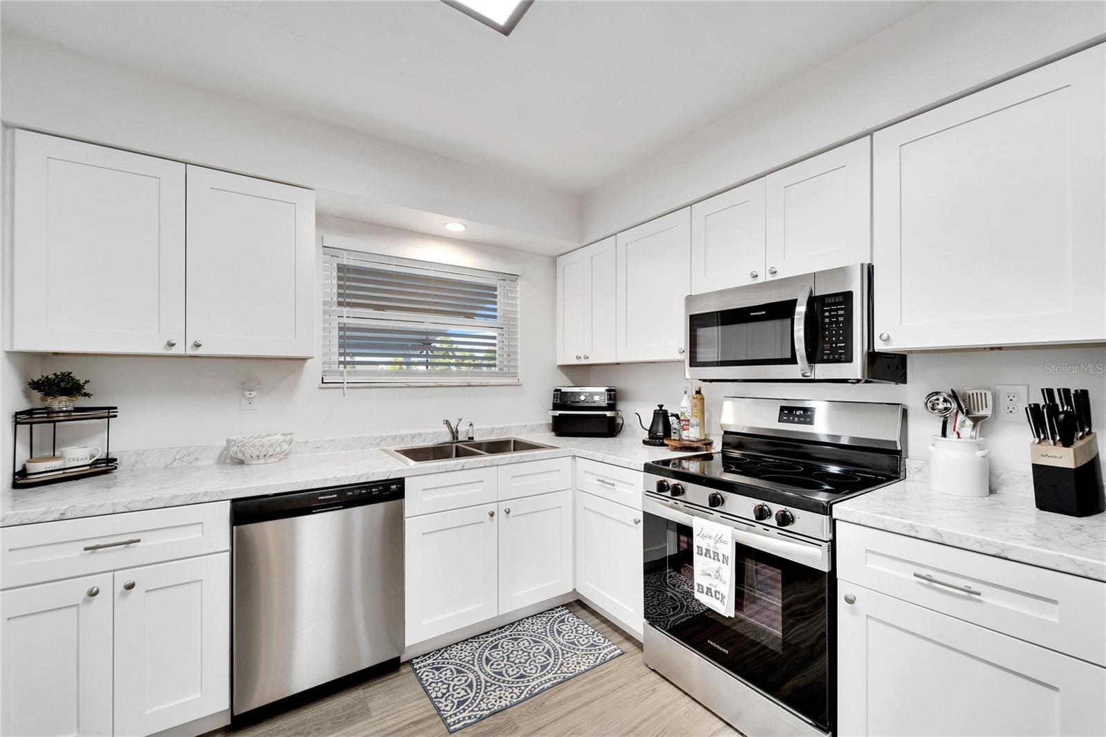 1216 HACIENDA DR