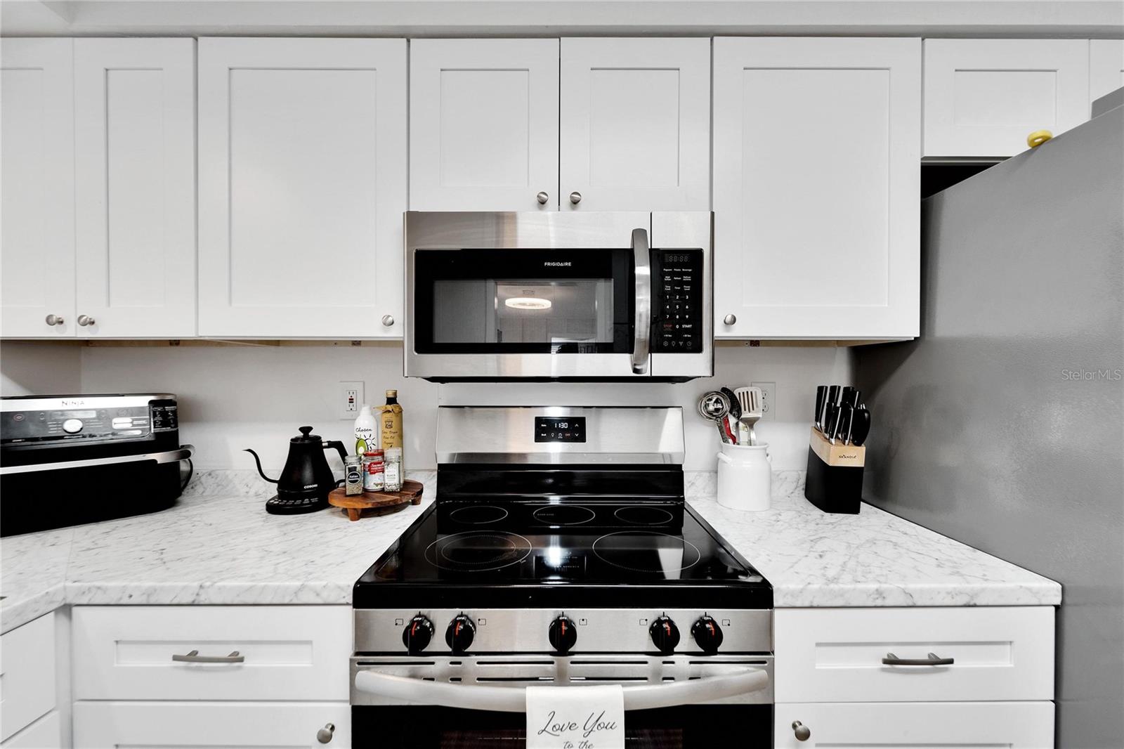 1216 HACIENDA DR