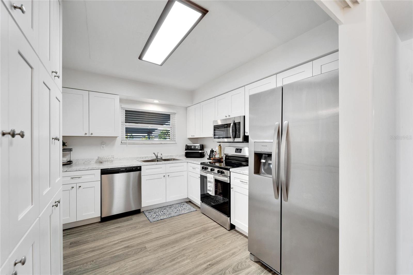 1216 HACIENDA DR