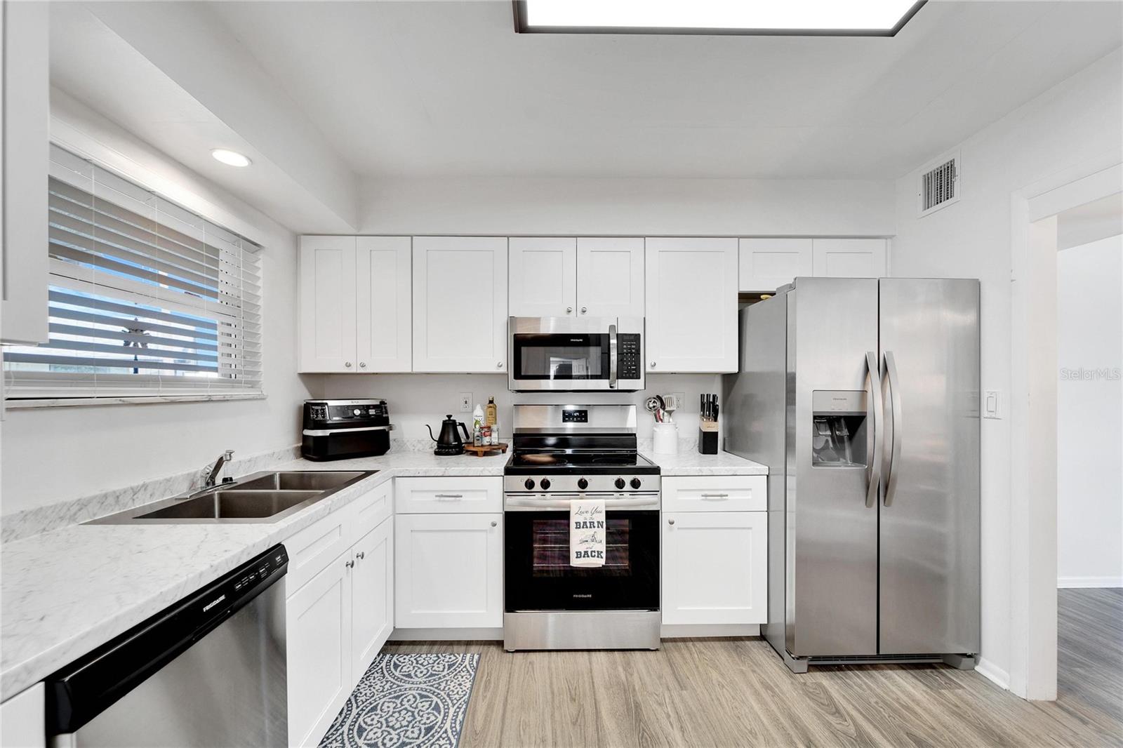 1216 HACIENDA DR