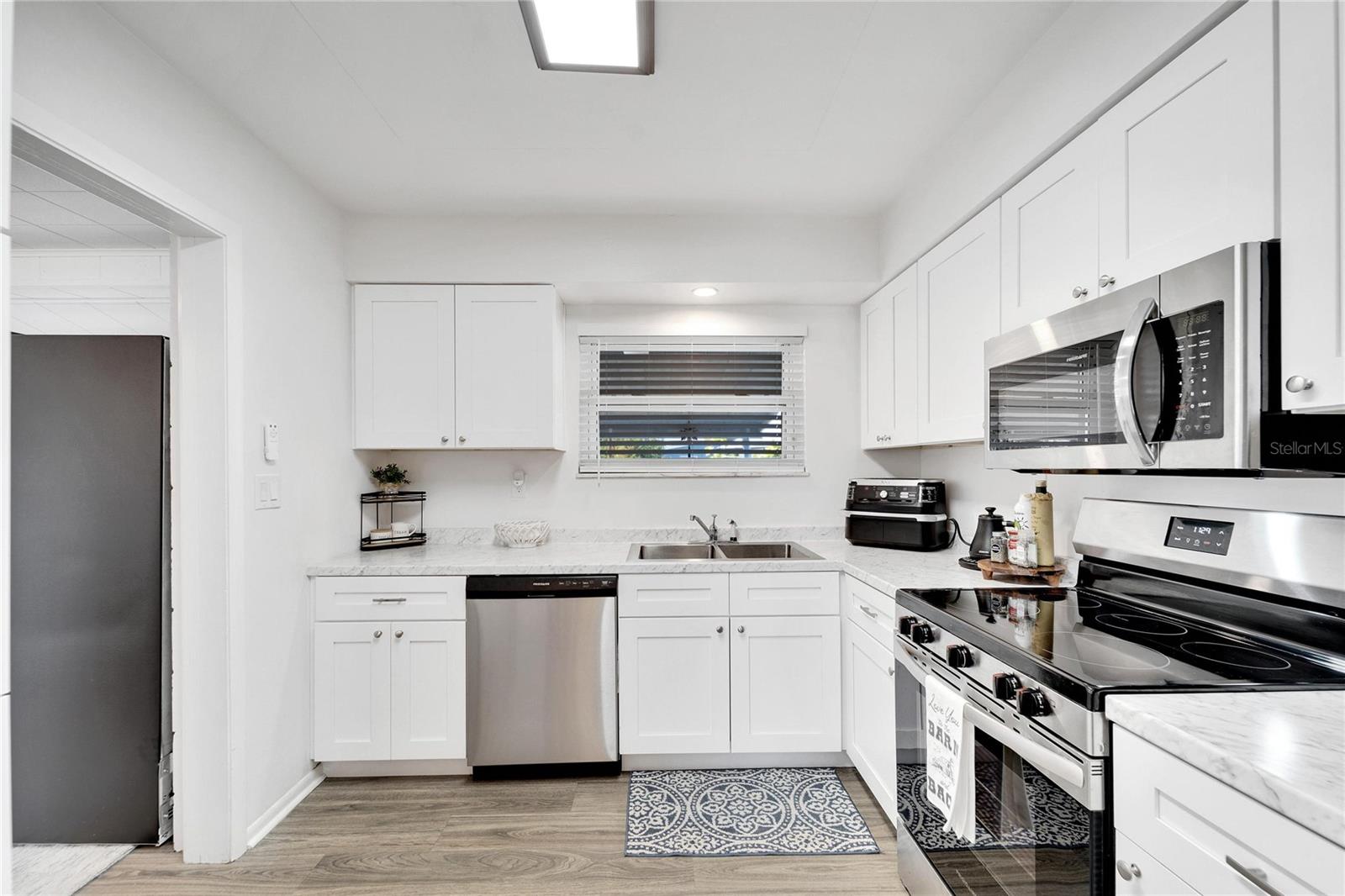 1216 HACIENDA DR