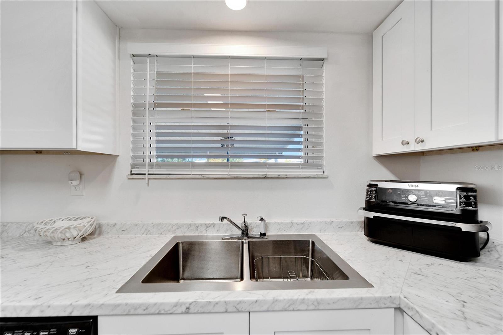 1216 HACIENDA DR