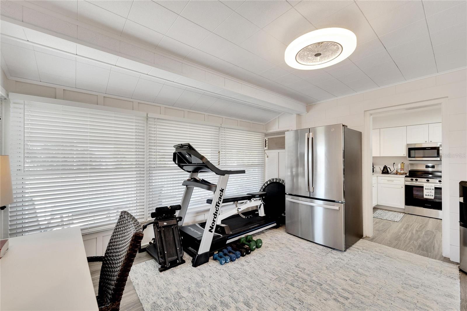 1216 HACIENDA DR