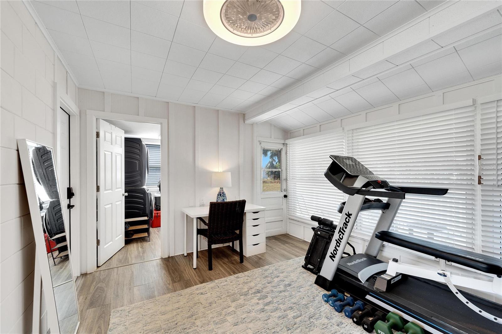 1216 HACIENDA DR