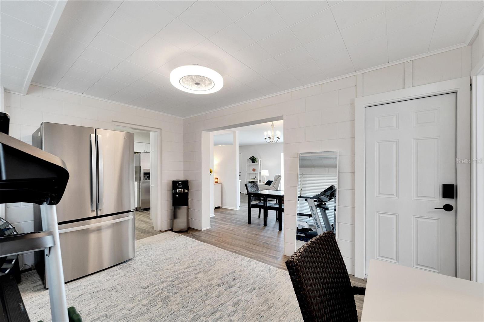 1216 HACIENDA DR