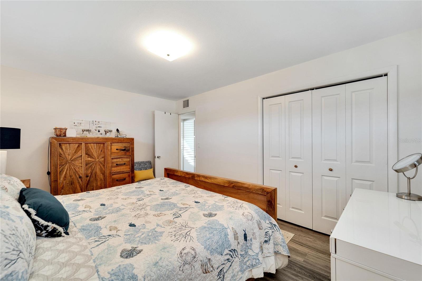 1216 HACIENDA DR