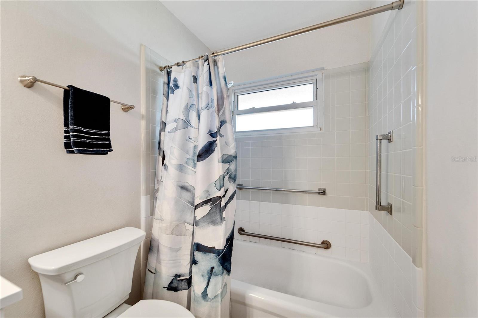 1216 HACIENDA DR