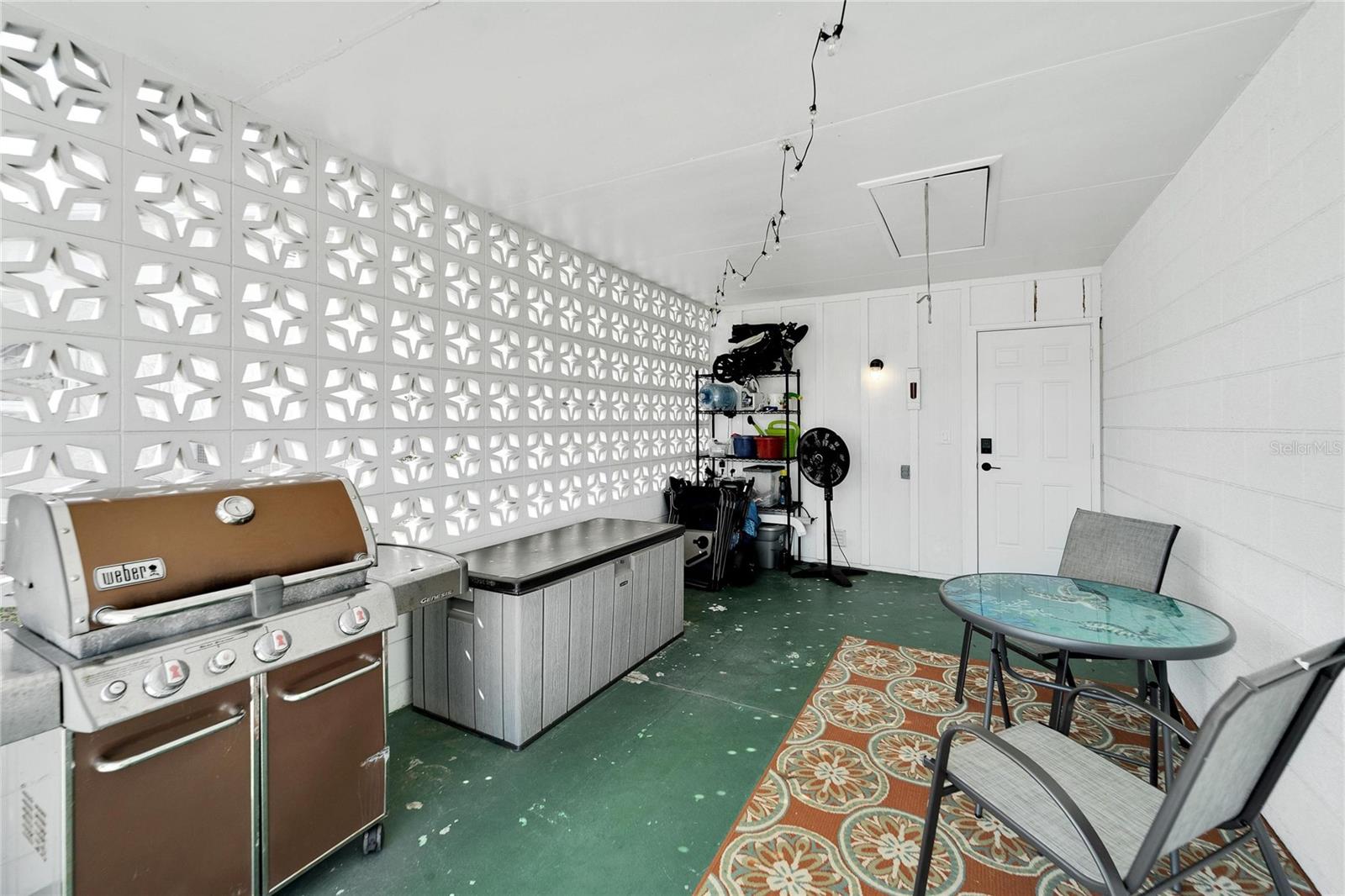 1216 HACIENDA DR