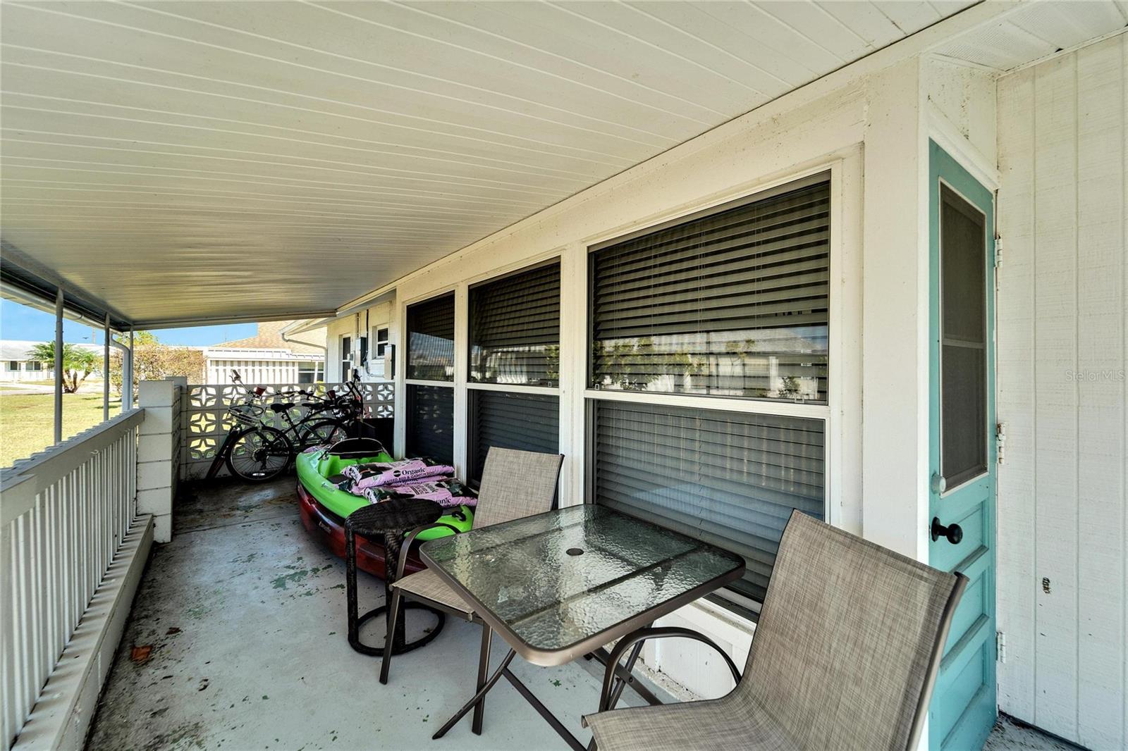 1216 HACIENDA DR