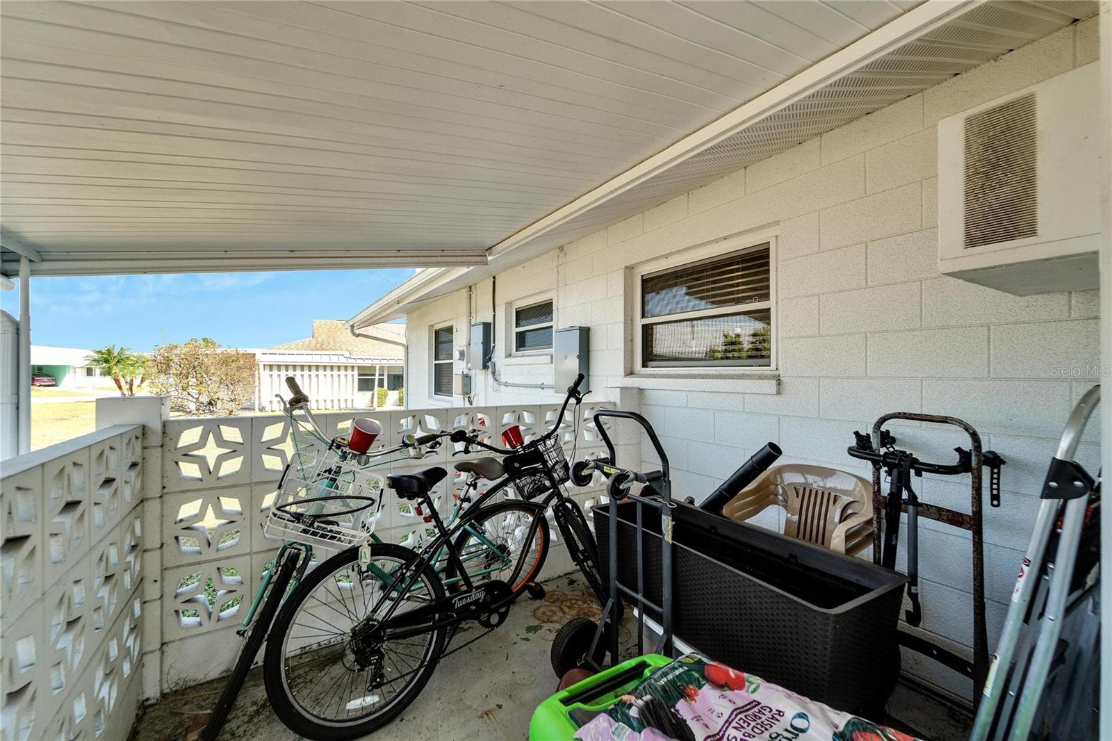 1216 HACIENDA DR