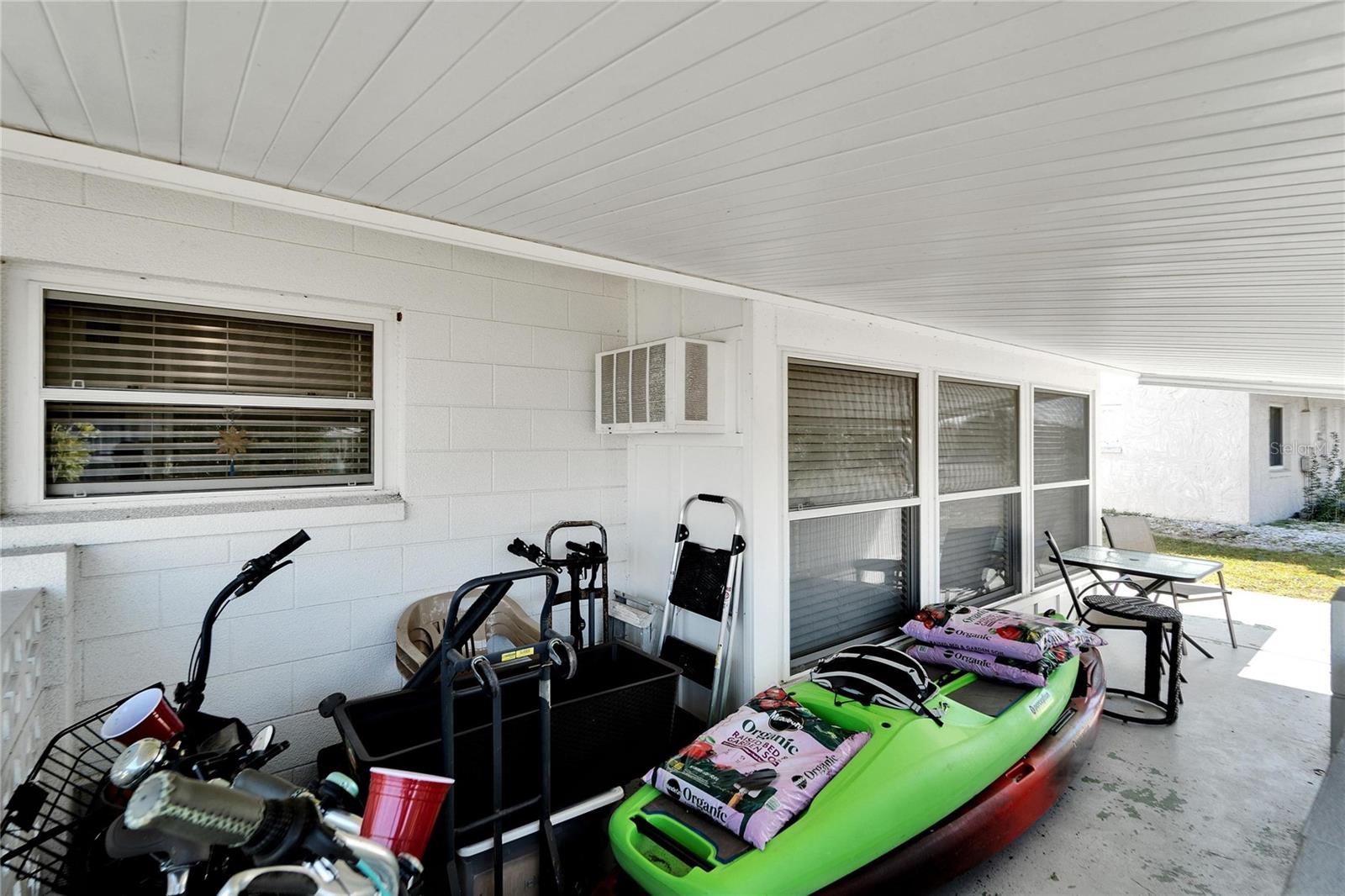 1216 HACIENDA DR