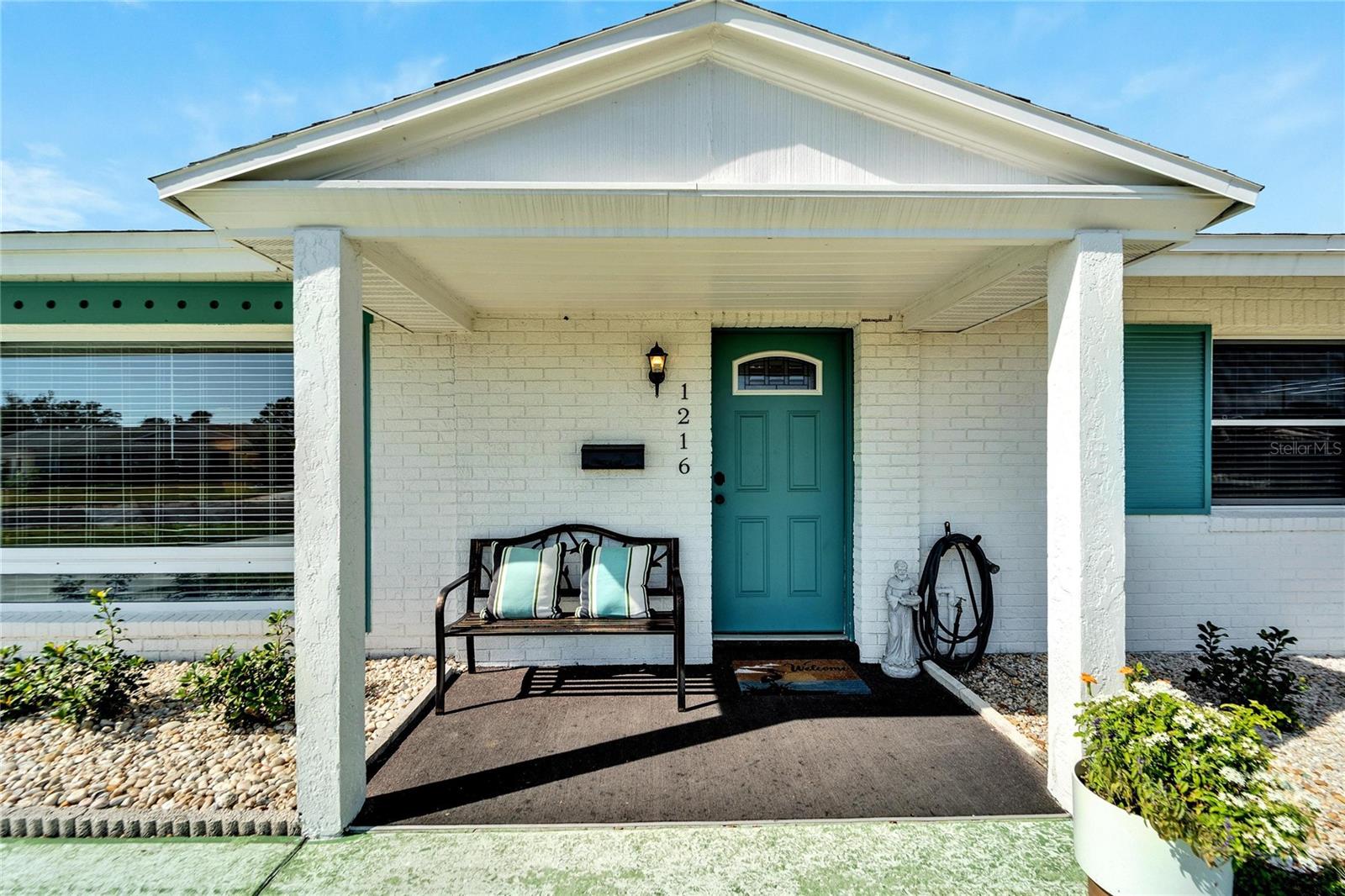 1216 HACIENDA DR