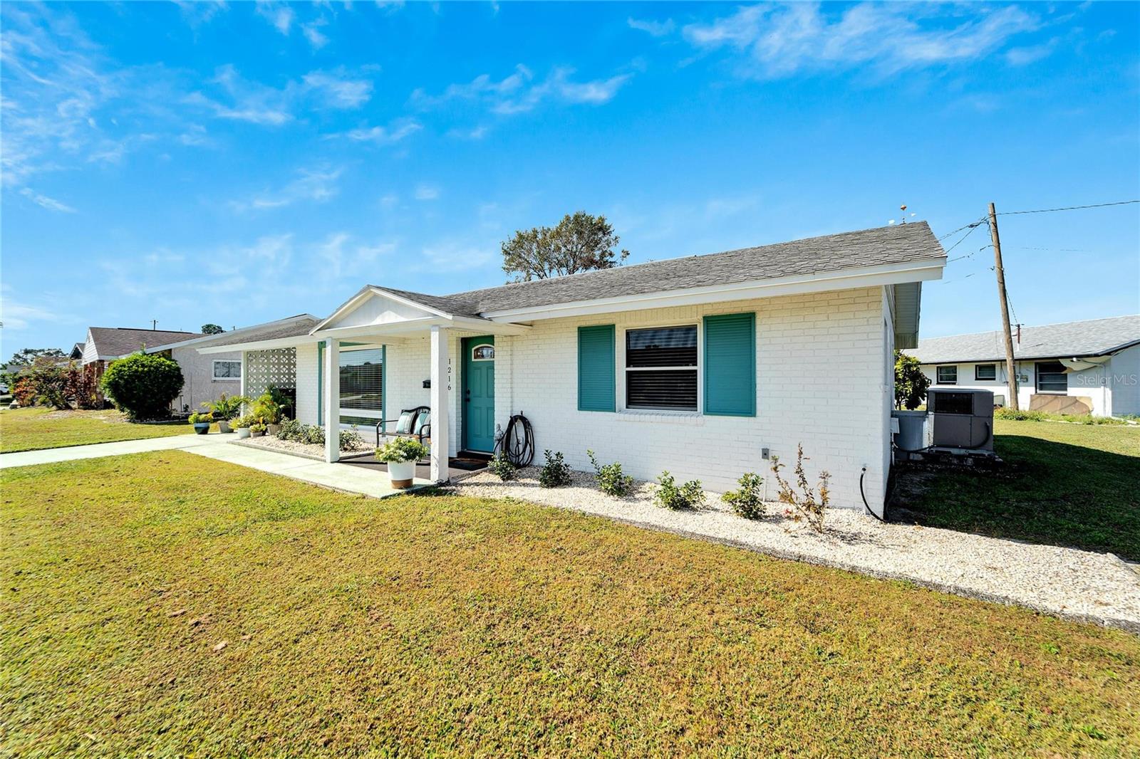 1216 HACIENDA DR