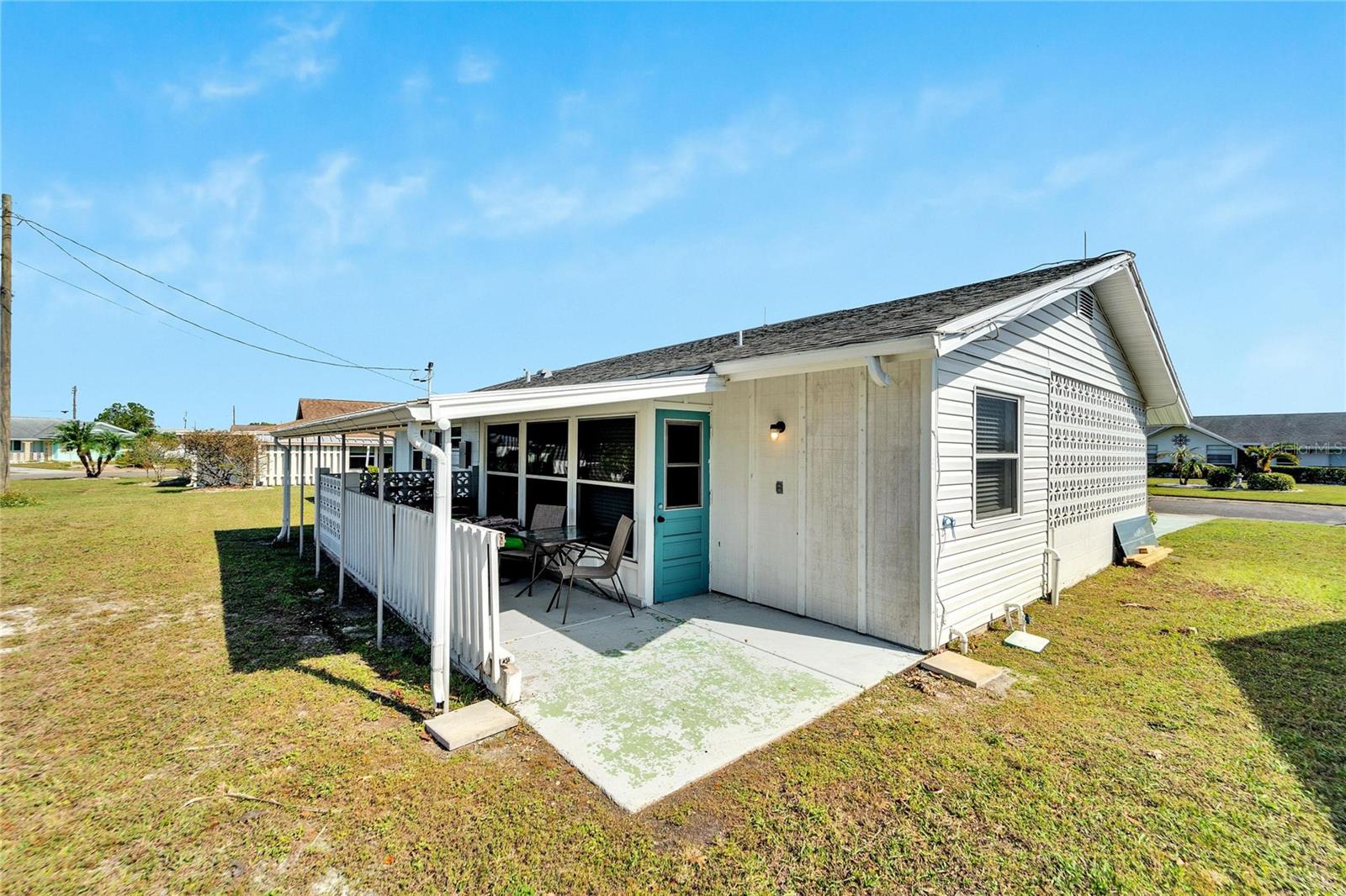 1216 HACIENDA DR