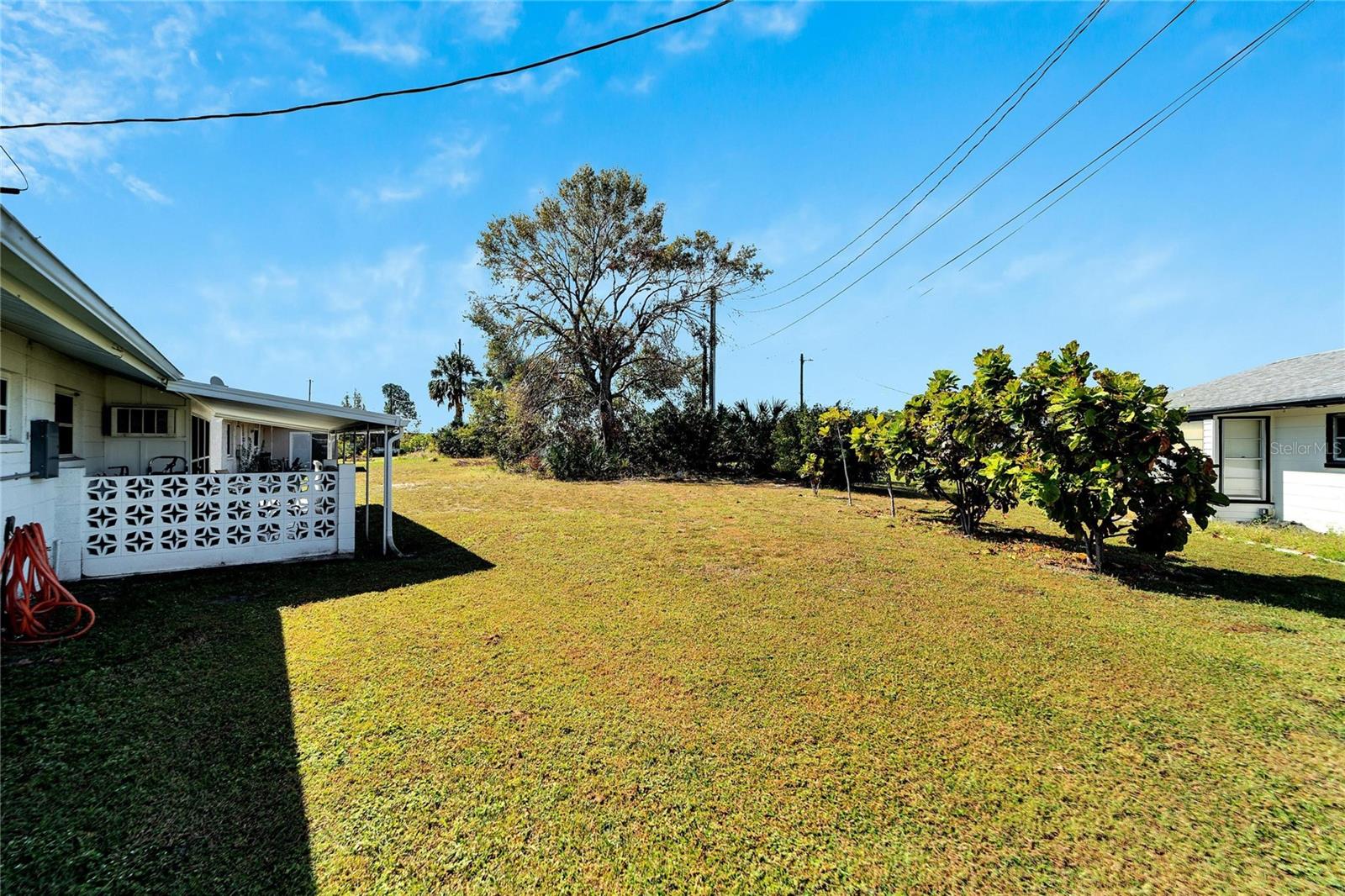 1216 HACIENDA DR