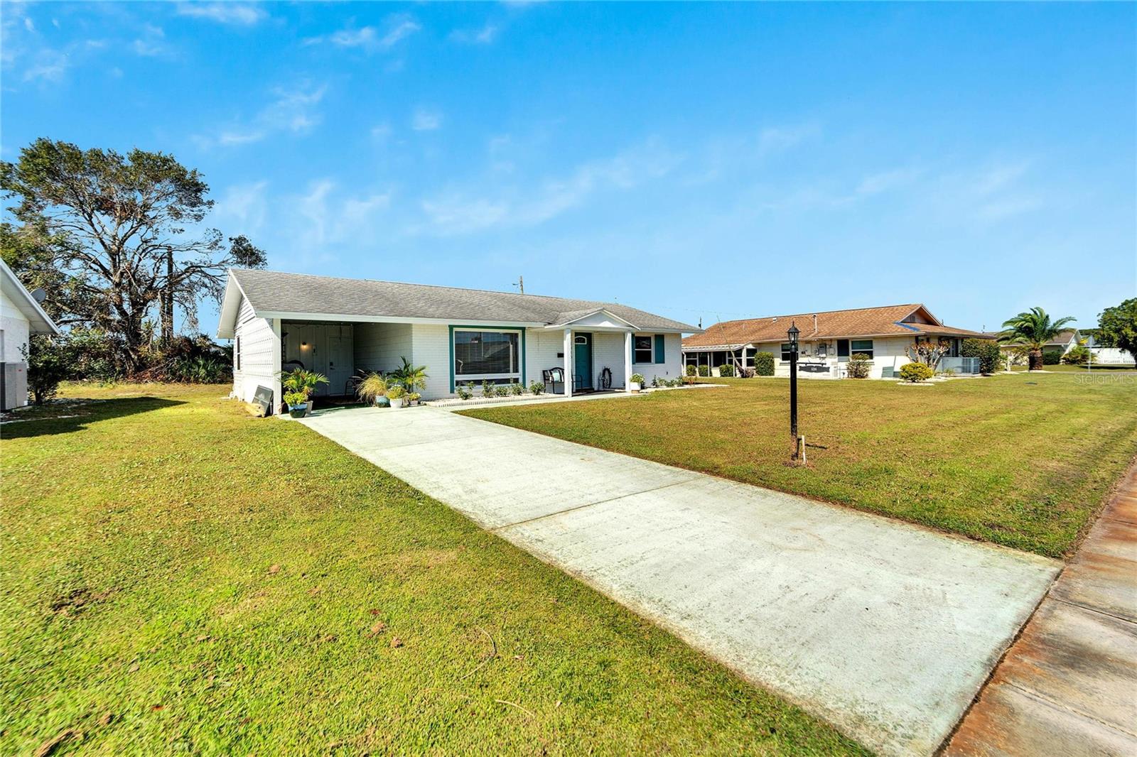 1216 HACIENDA DR