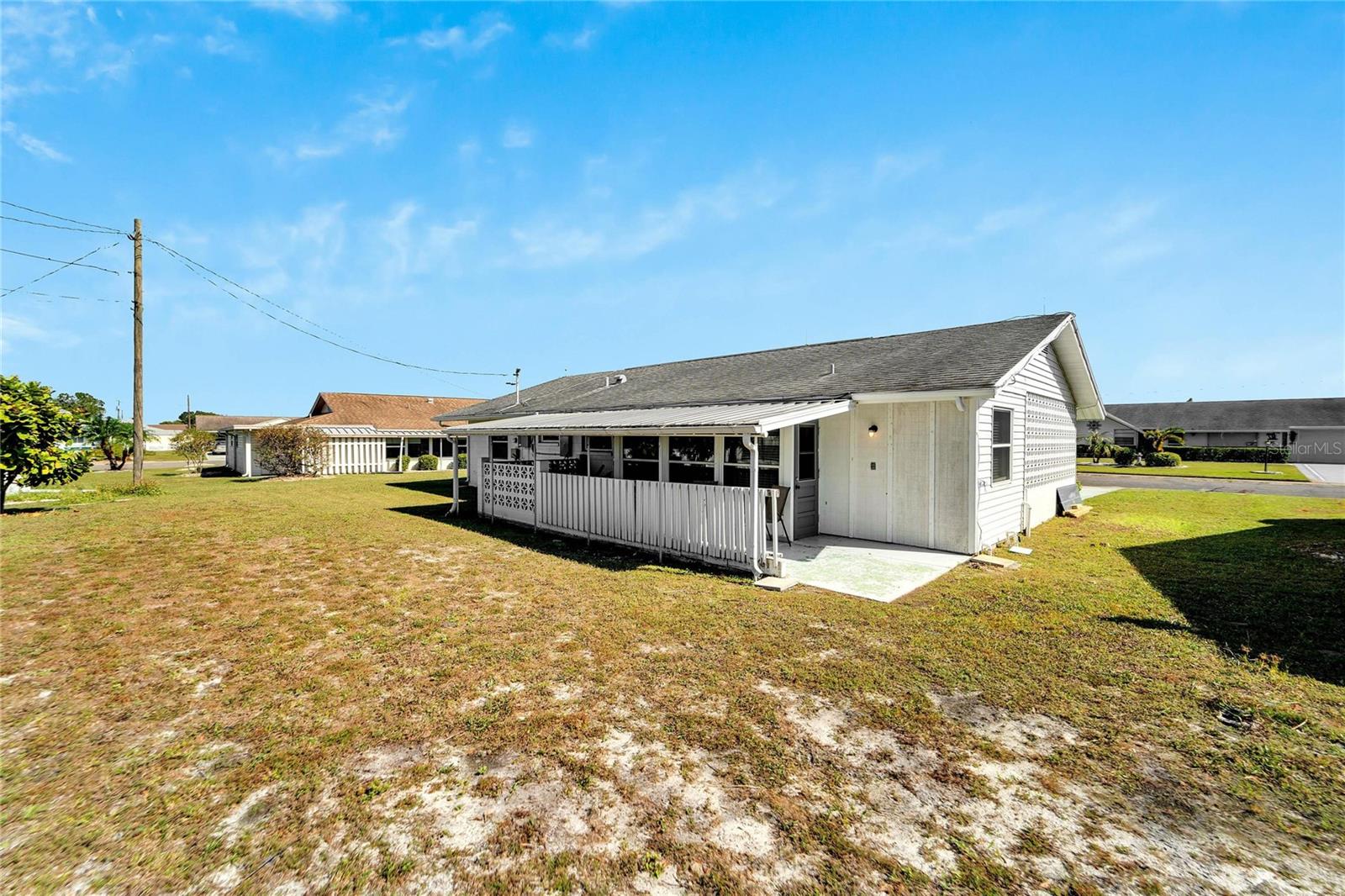 1216 HACIENDA DR
